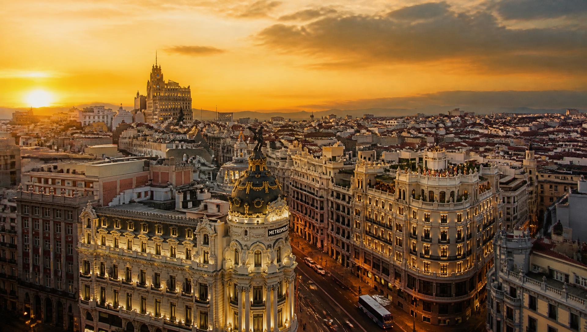 Vista aérea de la Gran Vía de Madrid al atardecer